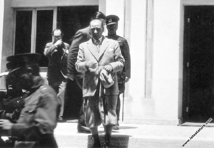 Mustafa Kemal Atatürk İzmir Menemen'de Piyade Alay...