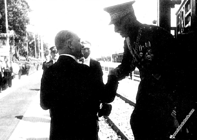 Mustafa Kemal Atatürk'ün İran Şahı Rıza Pehlevi'yi Ankara İstasyonu'nda karşılaması. (16.06.1934)