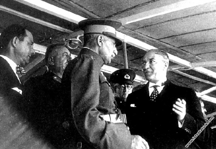 Mustafa Kemal Atatürk Kınalıada Vapuru'nda Şah Rız...