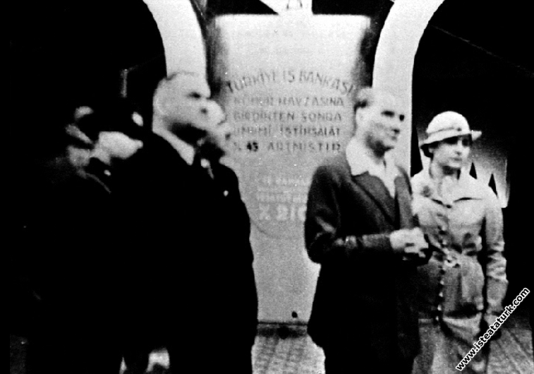 Mustafa Kemal Atatürk İstanbul'da açılan İş Bankas...