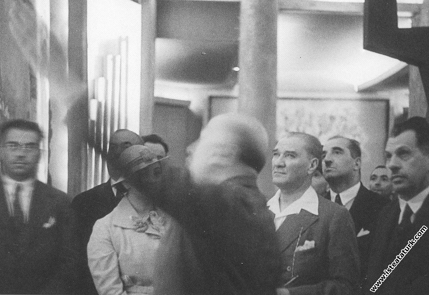 Mustafa Kemal Atatürk İstanbul'da açılan İş Bankas...