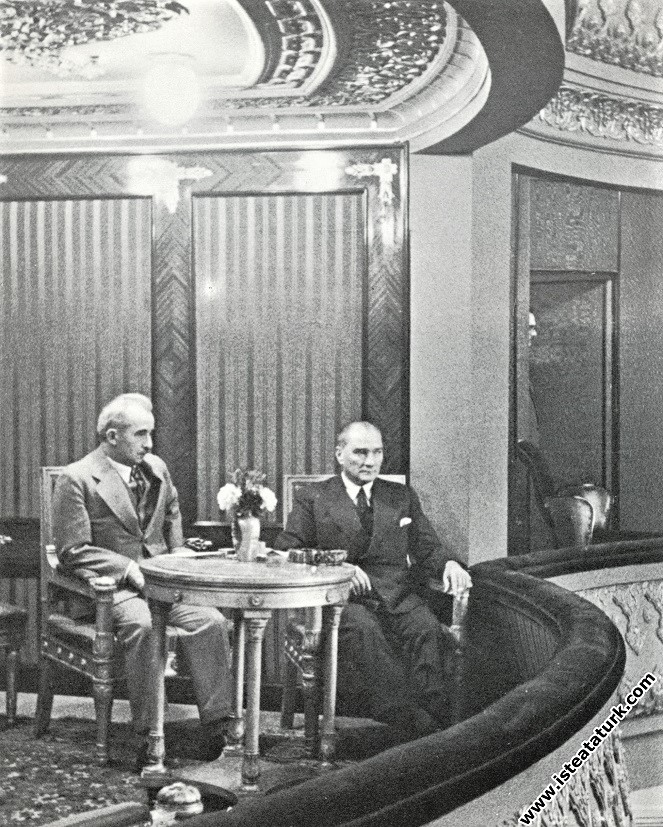 Mustafa Kemal Atatürk Ankara Halkevi'nde Dil Bayra...