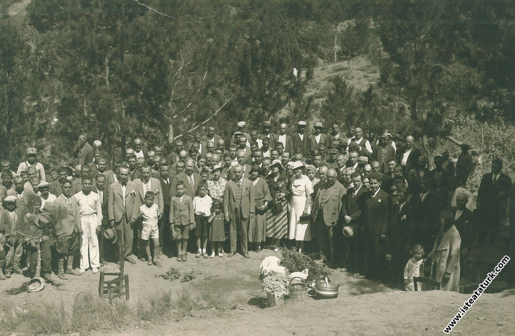 İsmet  İnönü bir panayırda. 