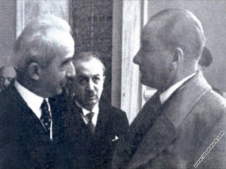Mustafa Kemal Atatürk Afet İnan'ın Alaca Höyük kaz...