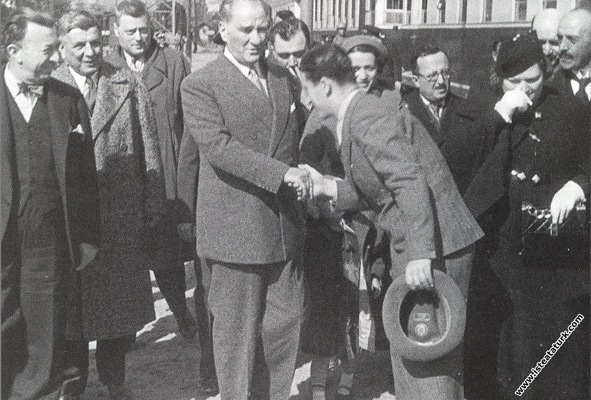 Mustafa Kemal Atatürk Ankara'dan İstanbul'a gelişinde Haydarpaşa Garı'nda. (17.05.1936)