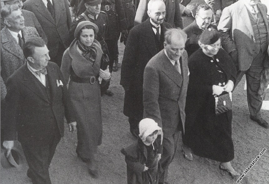 Mustafa Kemal Atatürk Ankara'dan İstanbul'a gelişinde Haydarpaşa Garı'nda. (17.05.1936)