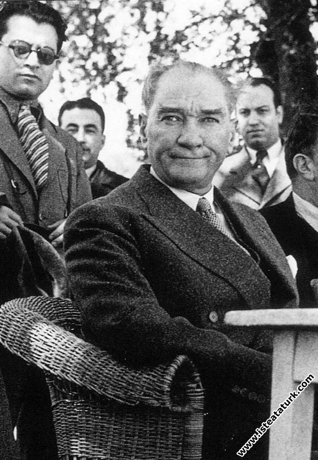 Mustafa Kemal Atatürk Fener yolunda bir kır kahves...