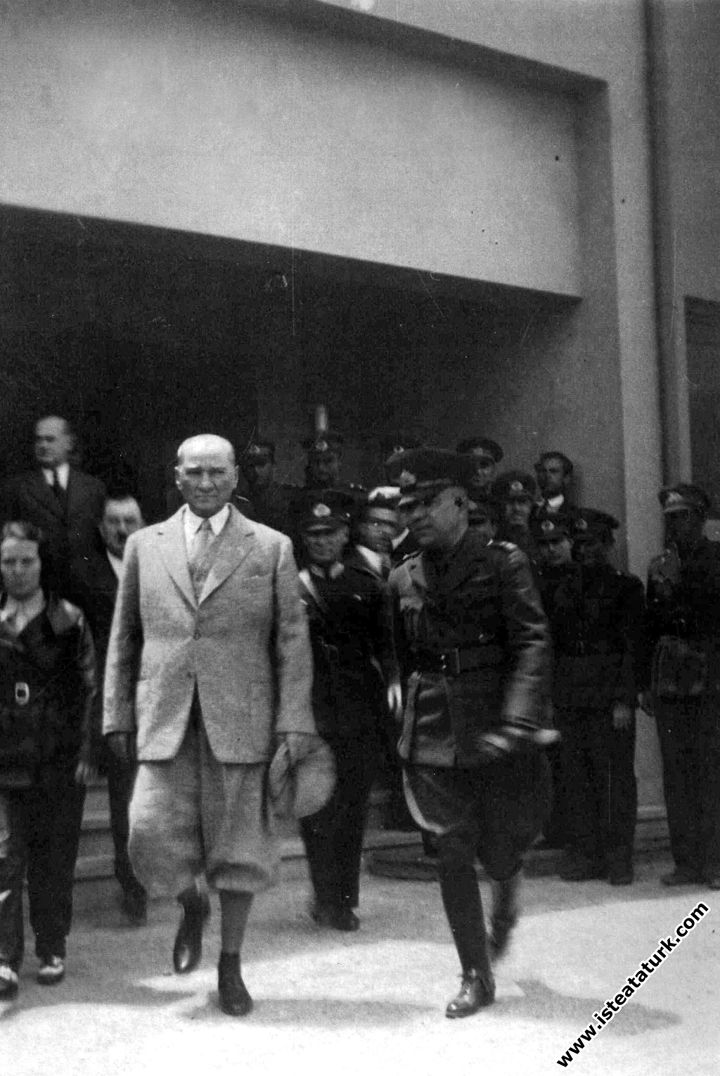 Mustafa Kemal Atatürk'ün Eskişehir Hava Okulu'nu ziyareti. (09.06.1936)