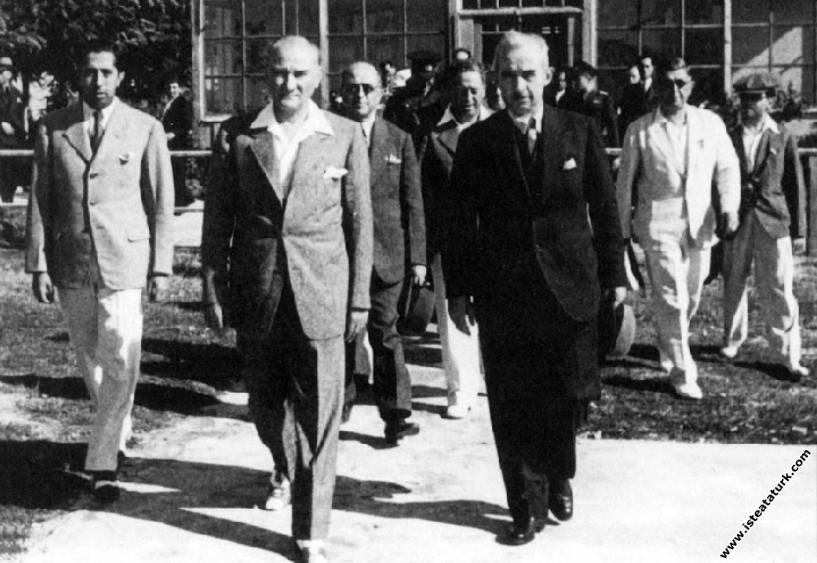 Başbakan İnönü İstanbul'dan ayrılırken Atatürk ile...
