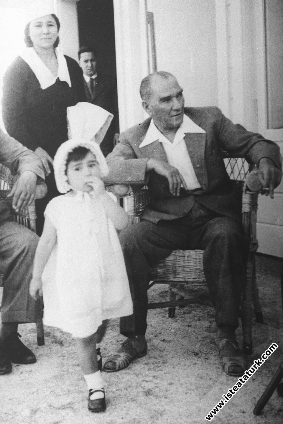 Mustafa Kemal Atatürk Florya'da manevi kızı Ülkü i...