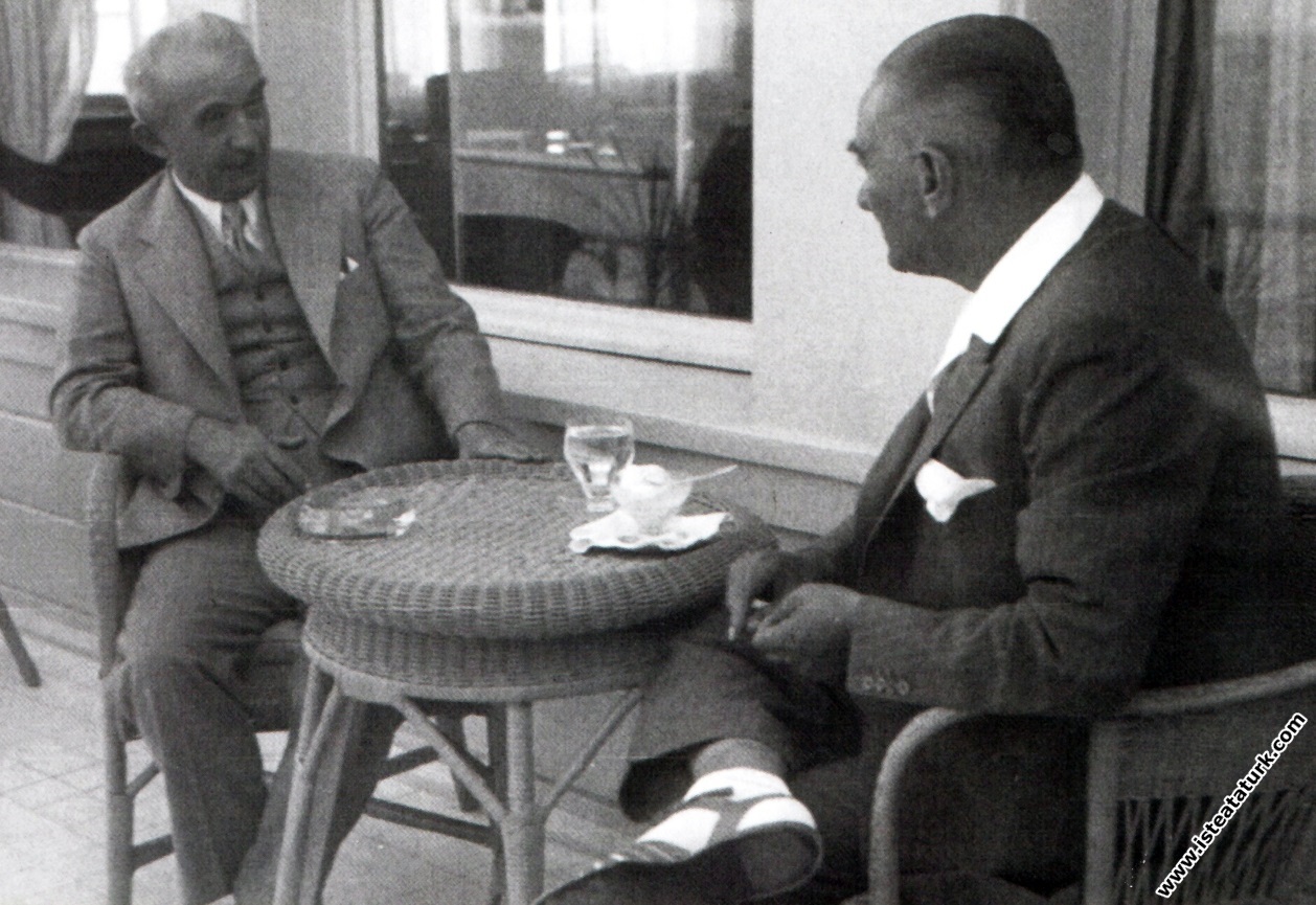 Mustafa Kemal Atatürk İsmet İnönü ile Florya'da so...