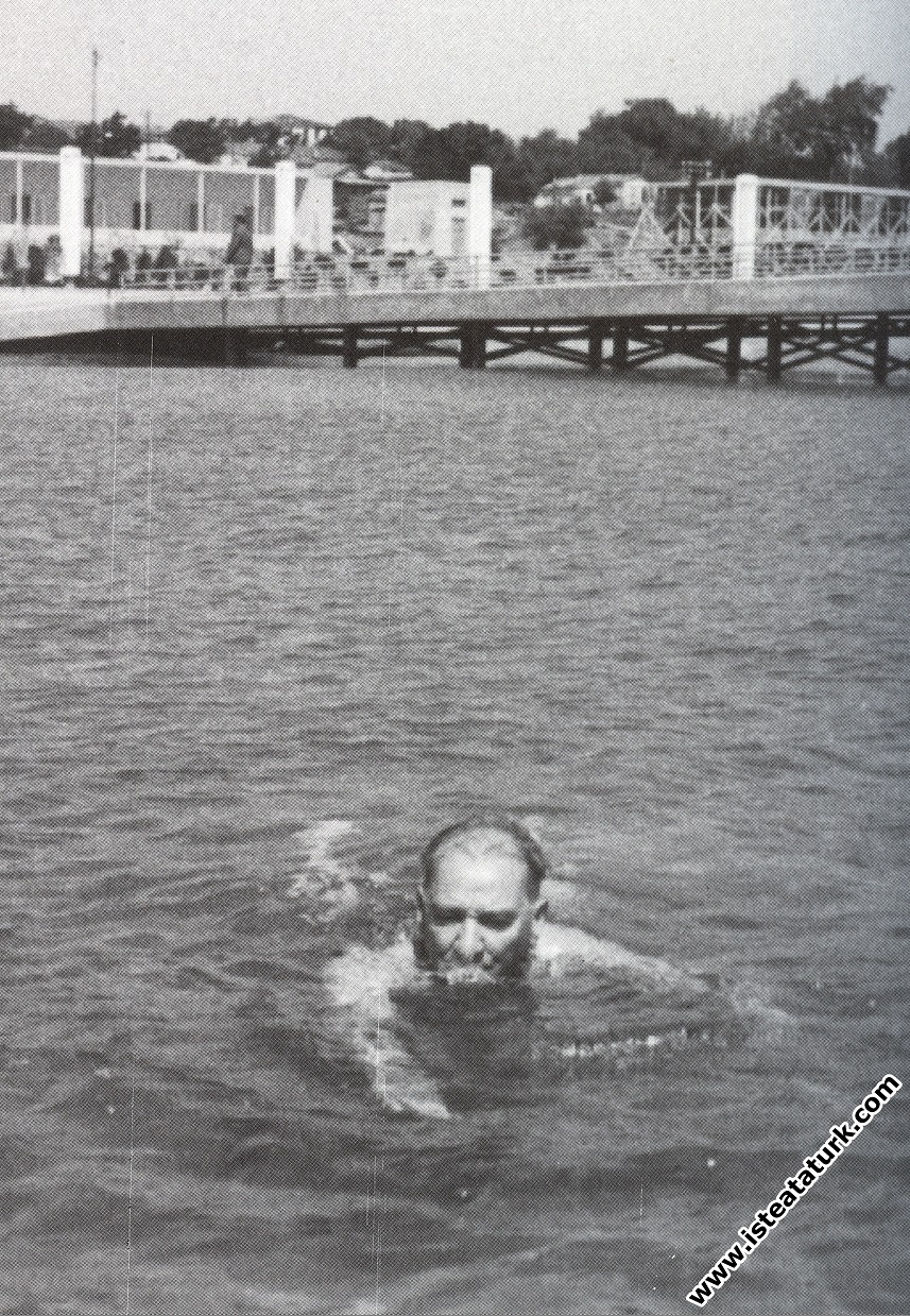 Mustafa Kemal Atatürk Florya'da yüzerken, İstanbul...