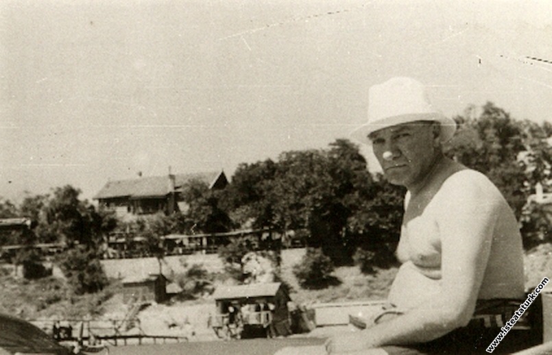 Mustafa Kemal Atatürk Florya plajında, İstanbul. (...