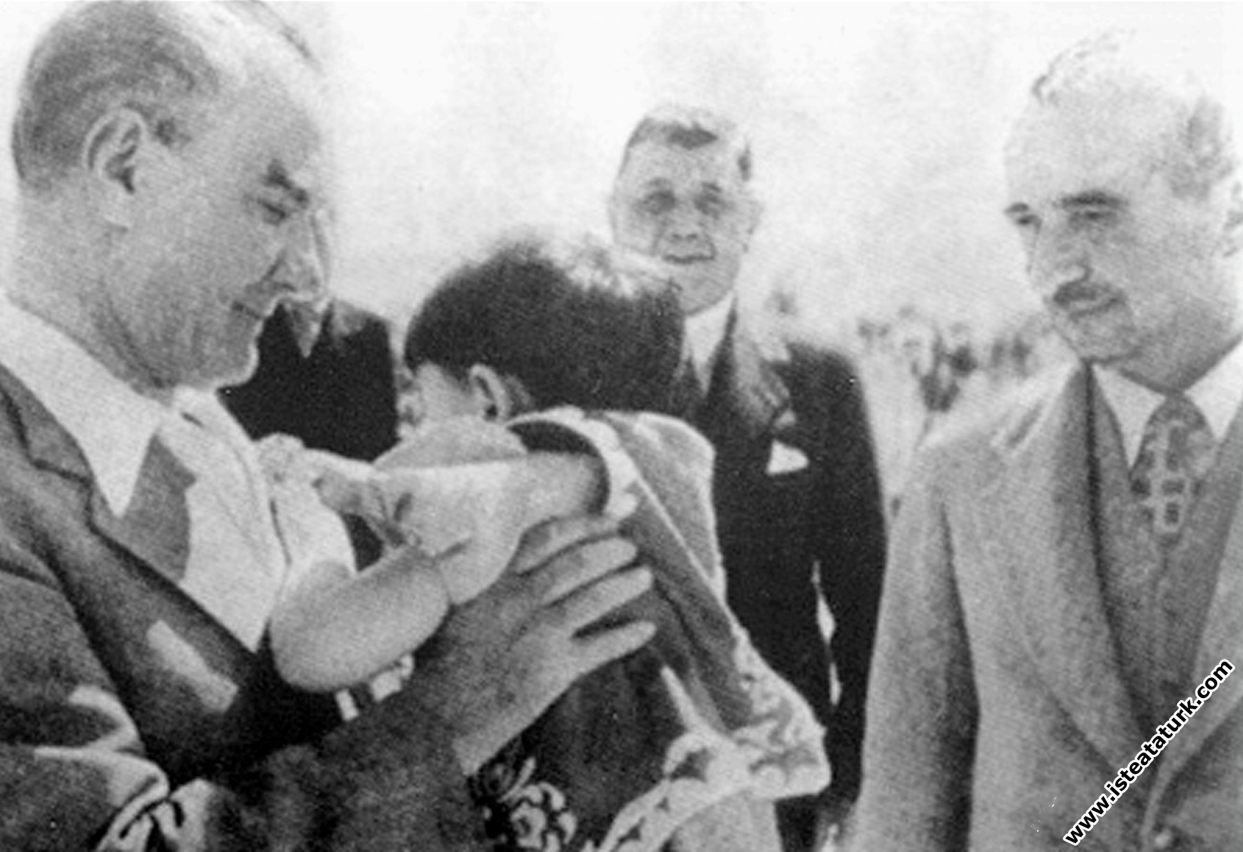 Mustafa Kemal Atatürk İsmet İnönü ve manevi kızı Ü...