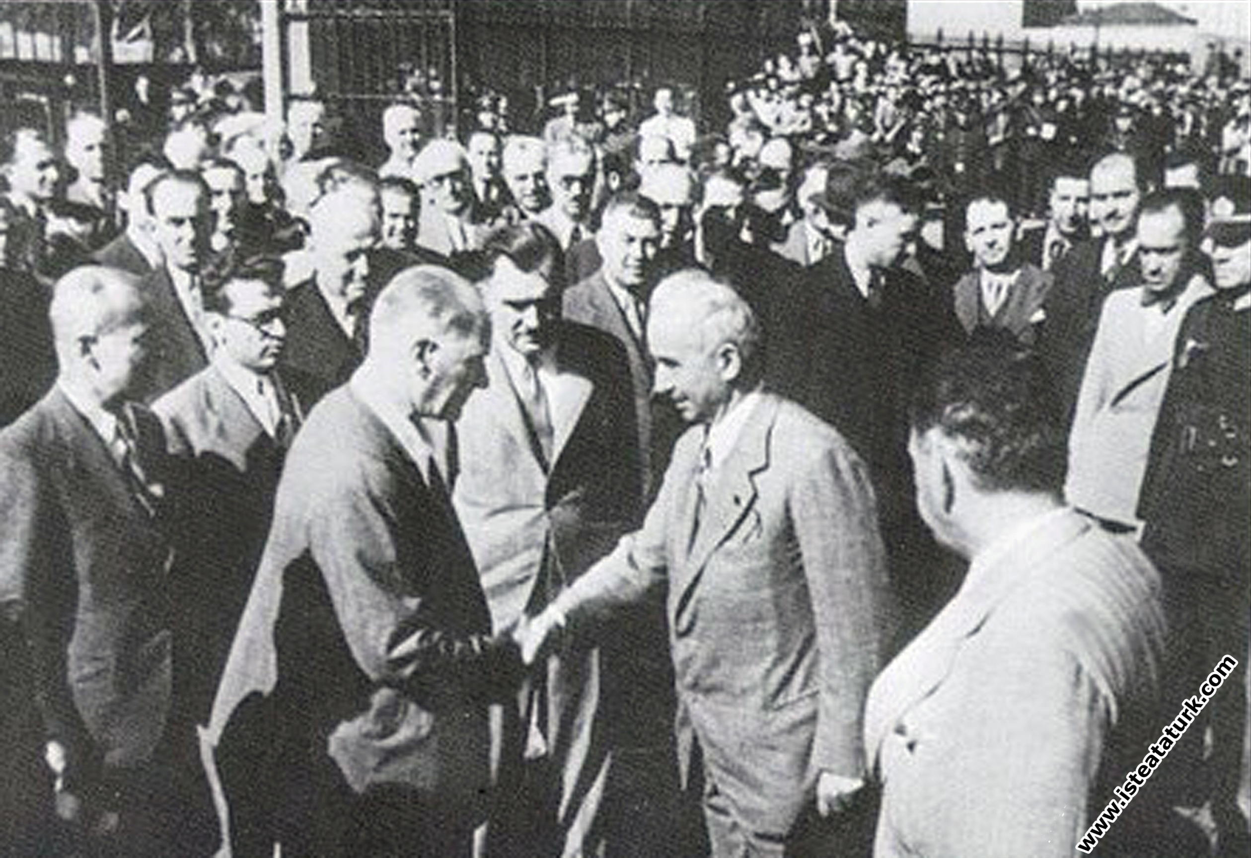 Mustafa Kemal Atatürk'ün İsmet İnönü tarafından karşılanması, Karaköy, İstanbul. (22.07.1936)