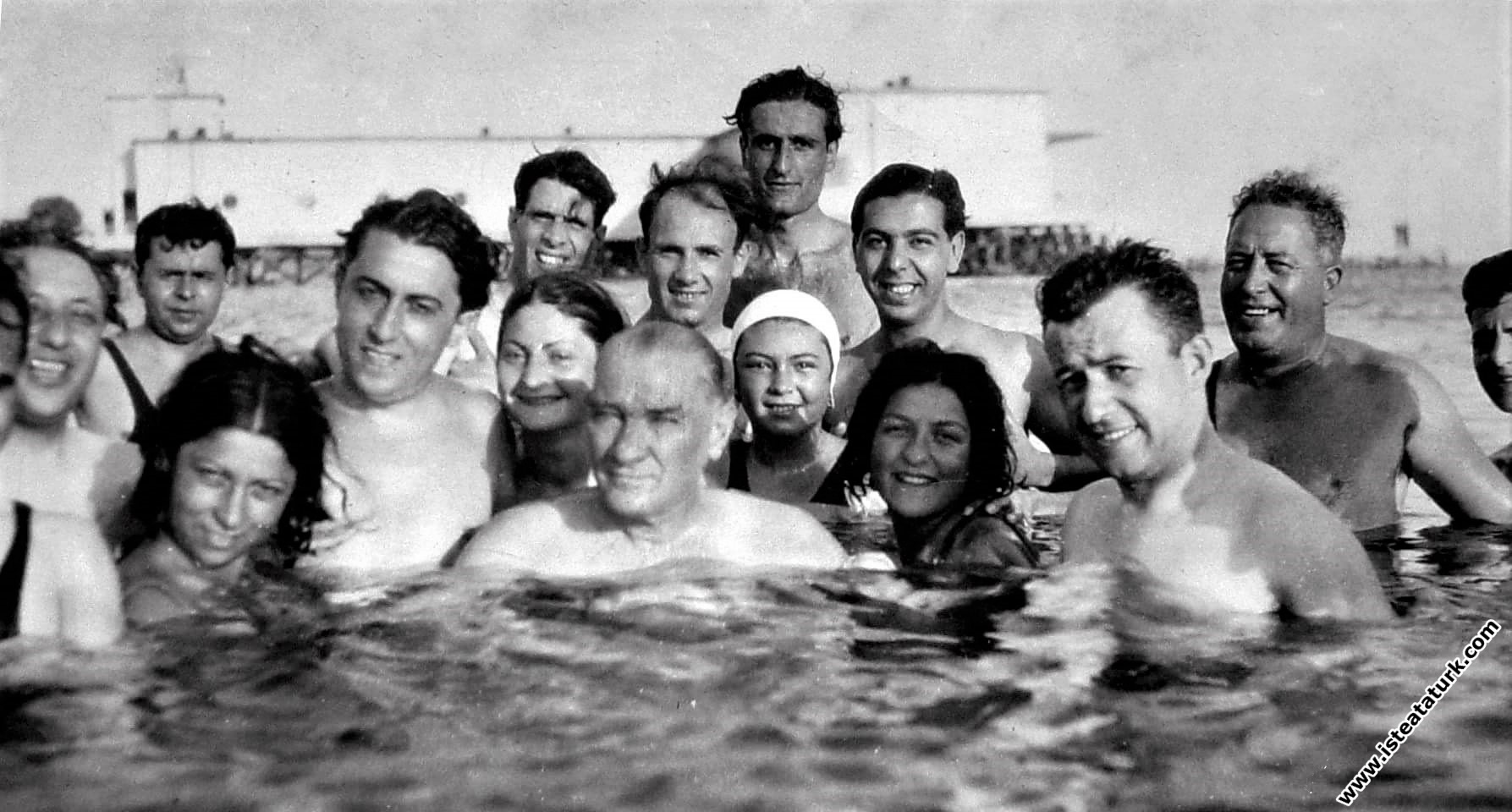 Mustafa Kemal Atatürk Florya'da denizde yüzerken g...