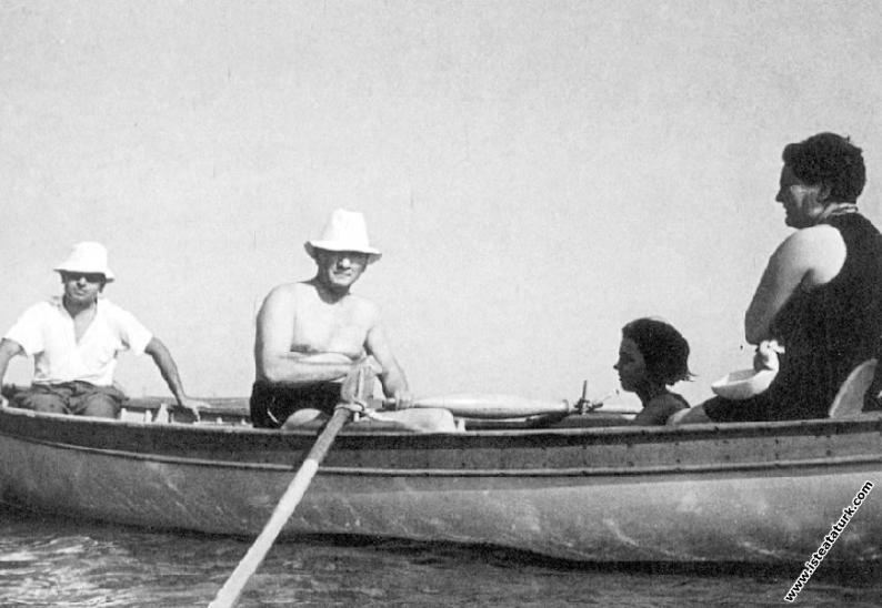 Mustafa Kemal Atatürk Florya'da tekne gezisinde. (05.08.1936)