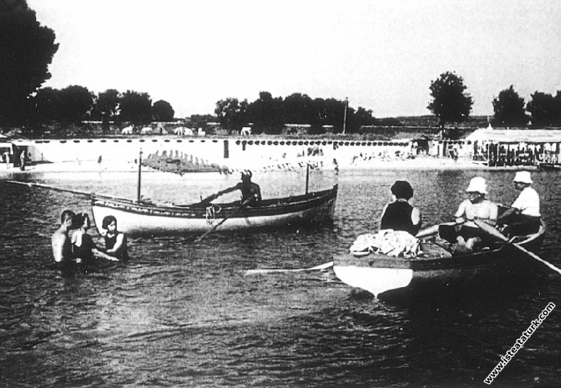 Mustafa Kemal Atatürk Florya'da tekne gezisinde. (05.08.1936)