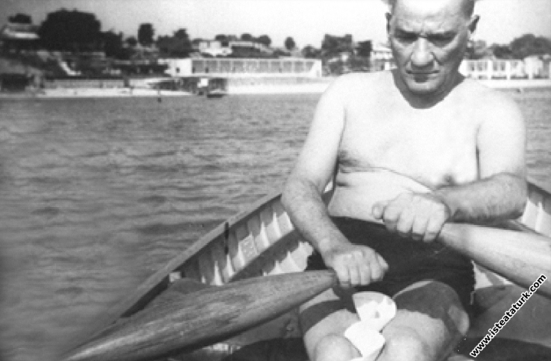 Mustafa Kemal Atatürk Florya'da tekne gezisinde. (...