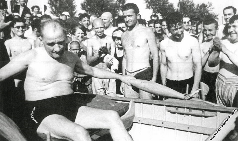 Mustafa Kemal Atatürk Florya'da tekne gezisinden s...