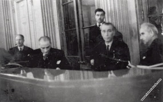 Mustafa Kemal Atatürk III. Türk Dil Kurultayı'nda ...