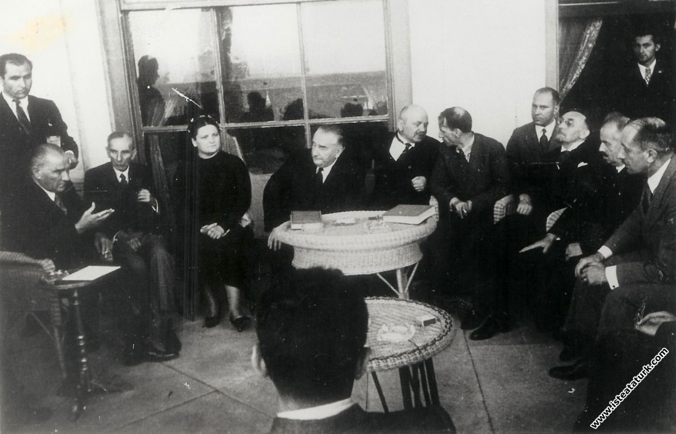 Mustafa Kemal Atatürk Dolmabahçe Sarayı'nda III. T...