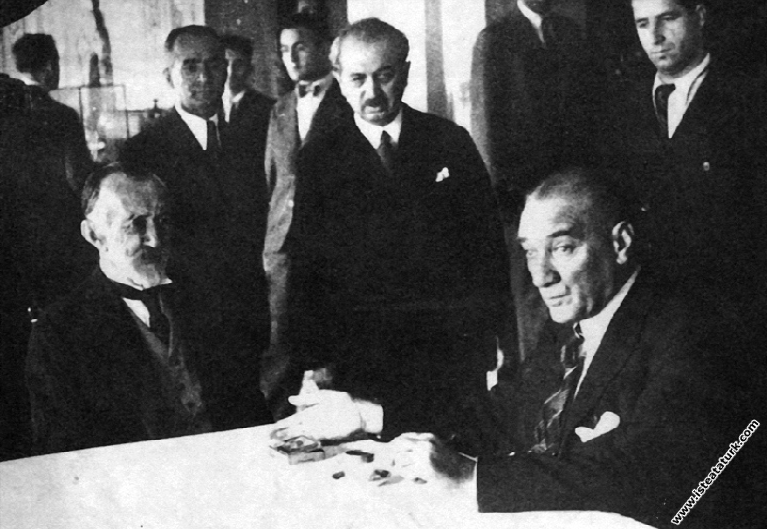 Mustafa Kemal Atatürk Dolmabahçe Sarayı'nda III. T...