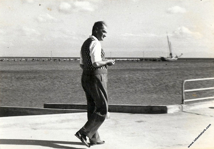 Mustafa Kemal Atatürk Florya'da Deniz Köşkü'nde, i...