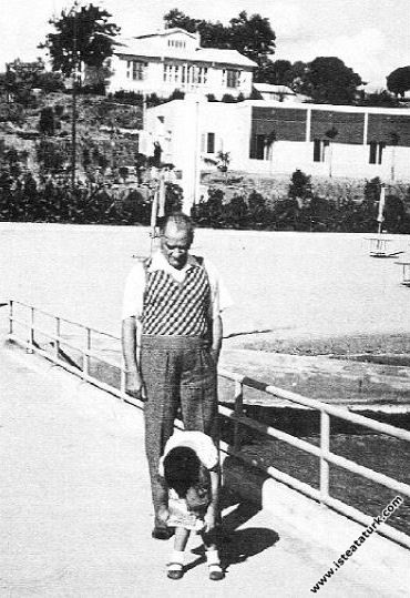 Mustafa Kemal Atatürk Florya'da Deniz Köşkü'nde ço...