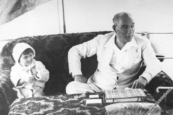 Mustafa Kemal Atatürk manevi kızı Ülkü ile Ertuğru...