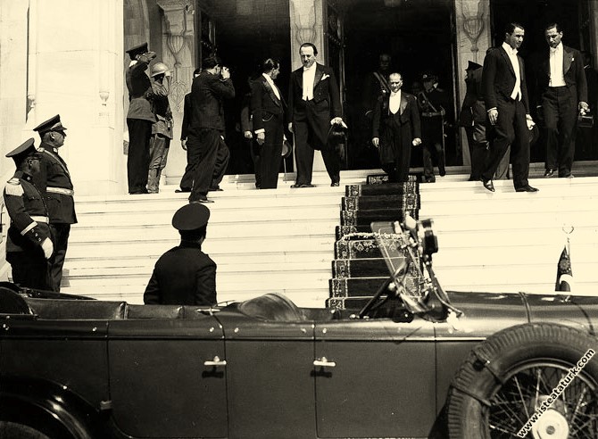 Mustafa Kemal Atatürk'ün Cumhuriyet Bayramı tebriklerini kabul için meclise gelişi. (29.10.1936)