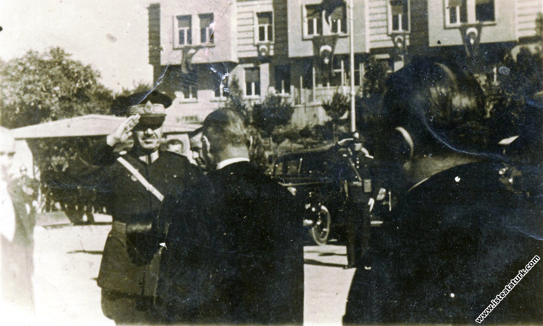 Mustafa Kemal Atatürk Cumhuriyet Bayramı tebriklerini kabul için meclise girerken, İsmet İnönü ve Mareşal Fevzi Çakmak ile. (29.10.1936)