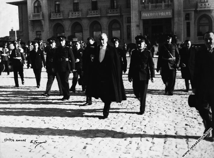 Mustafa Kemal Atatürk TBMM'nin açılışına gelirken. (01.11.1936)