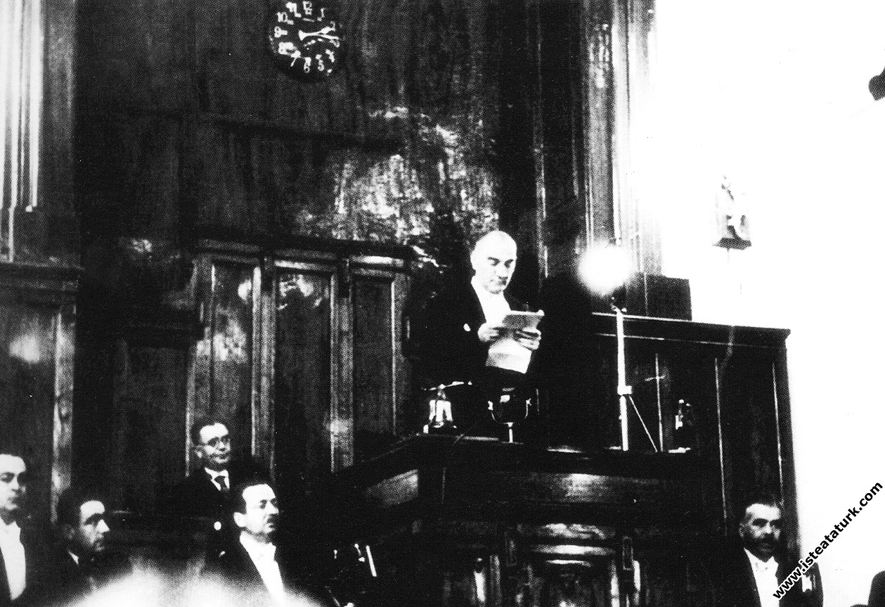 Mustafa Kemal Atatürk TBMM'nin açılış konuşmasını ...