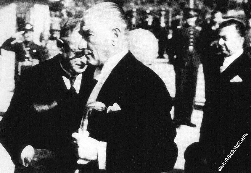 Mustafa Kemal Atatürk'ün TBMM'nin açılış törenine katılırken Abdülhamit Renda tarafından karşılanışı. (01.11.1936)