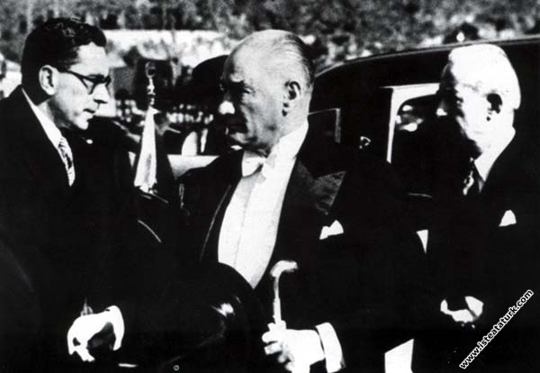 Mustafa Kemal Atatürk TBMM'nin açılış törenine katılırken Başbakan İnönü ile birlikte. (01.11.1936)