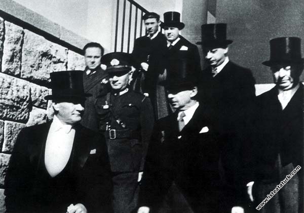 Mustafa Kemal Atatürk TBMM'nin yeni yasama yılına başlaması dolayısıyla düzenlenen törenlere katılırken. (01.11.1936)