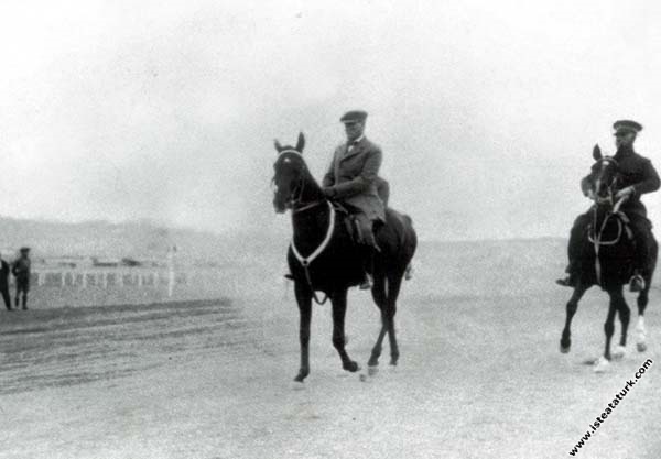 Mustafa Kemal Atatürk Ankara'da Hipodrom alanında ...