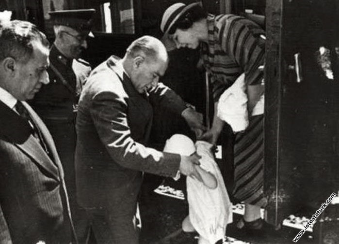 Mustafa Kemal Atatürk manevi kızı Ülkü ile bir gez...