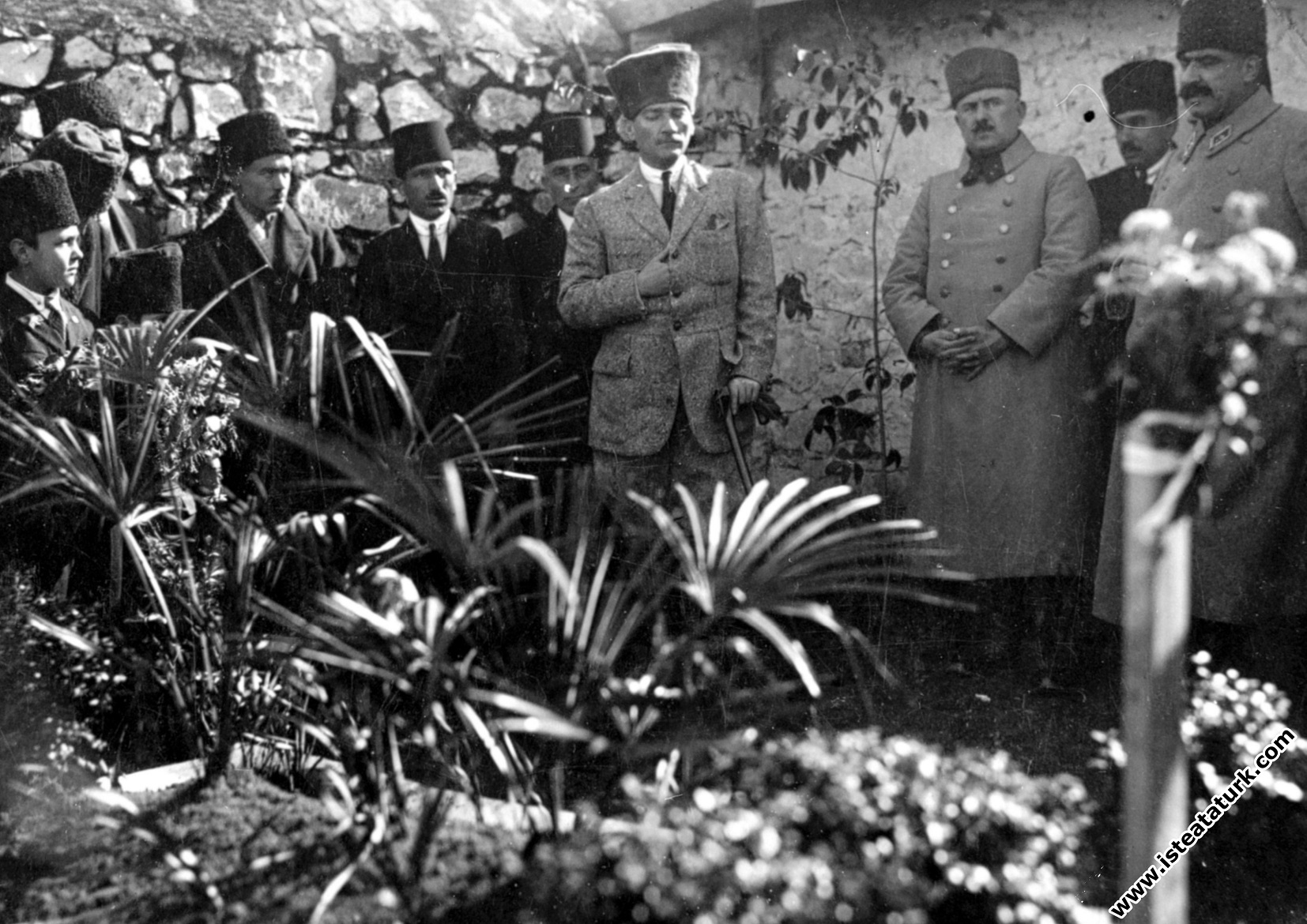 Commander-in-Chief Mustafa Kemal visits the grave of his mother Zübeyde Hanım with Marshal Fevzi Çakmak and Kazım Karabekir Pasha. (27.01.1923)