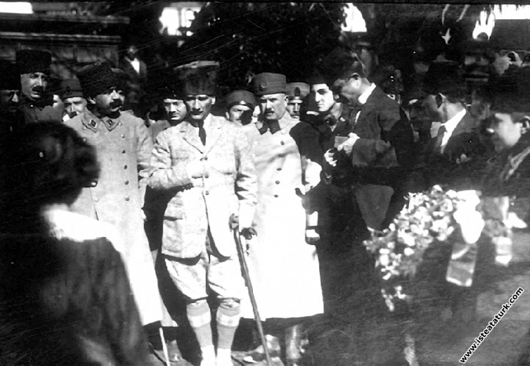 Başkomutan Mustafa Kemal, annesi Zübeyde Hanım'ın ...