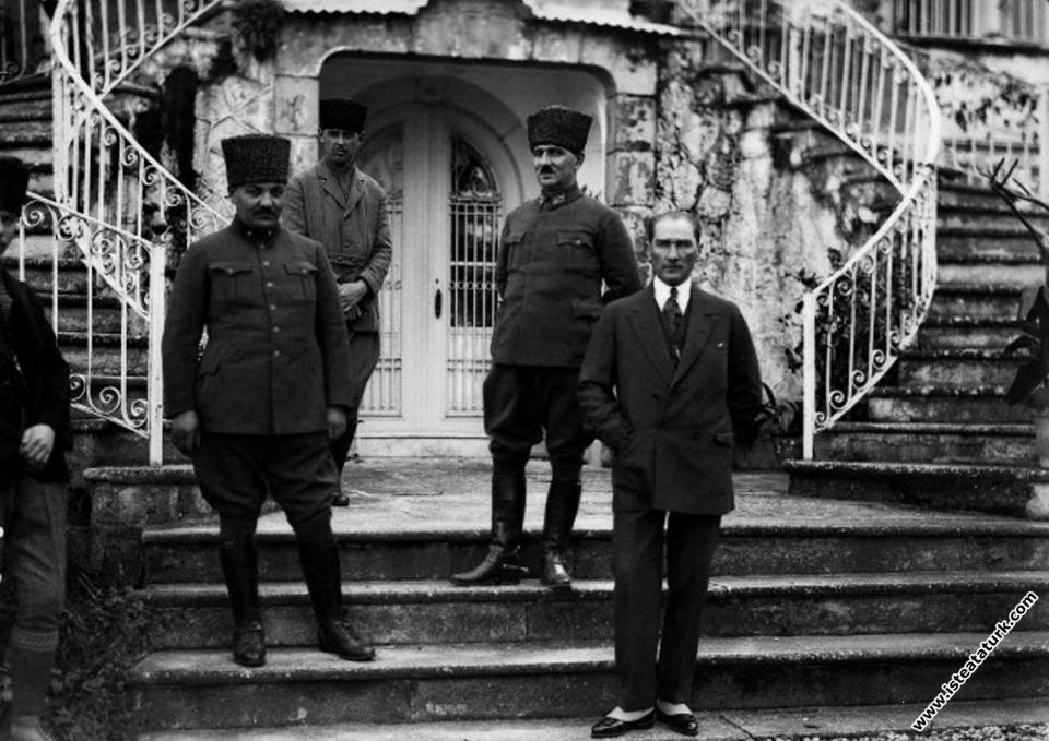 Başkomutan Mustafa Kemal, Uşakizade Köşkü'nün önün...