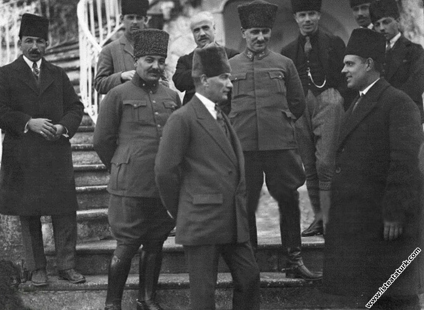 Başkomutan Mustafa Kemal, Uşakizade Köşkü'nün önün...