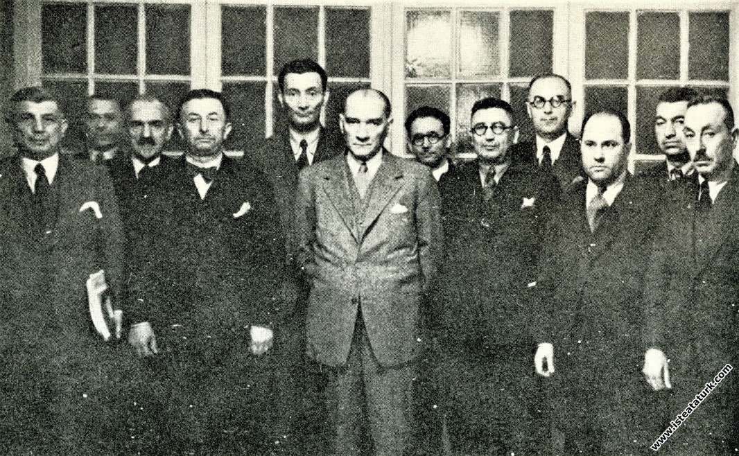 Mustafa Kemal Atatürk ve Türk Dil Kurumu üyeleri, dil çalışmalarından sonra. (12.03.1937)