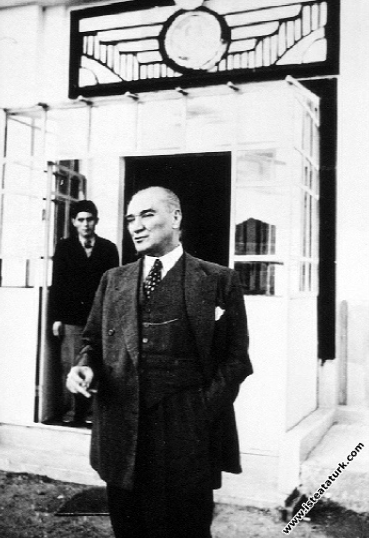 Mustafa Kemal Atatürk Dersim Harekatı'ndan dönen pilotları beklerken. (22.05.1937)