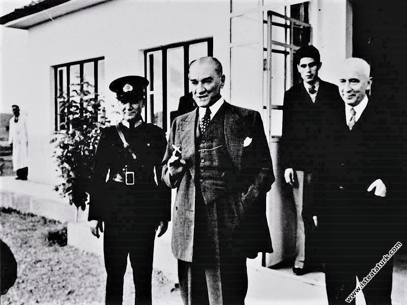 Mustafa Kemal Atatürk Dersim Harekatı'ndan dönen pilotları beklerken. (22.05.1937)