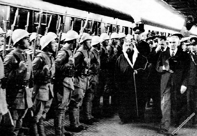 Mustafa Kemal Atatürk Ürdün Kralı Abdullah'la birlikte Haydarpaşa Garı'nda, İstanbul'da. (05.06.1937)