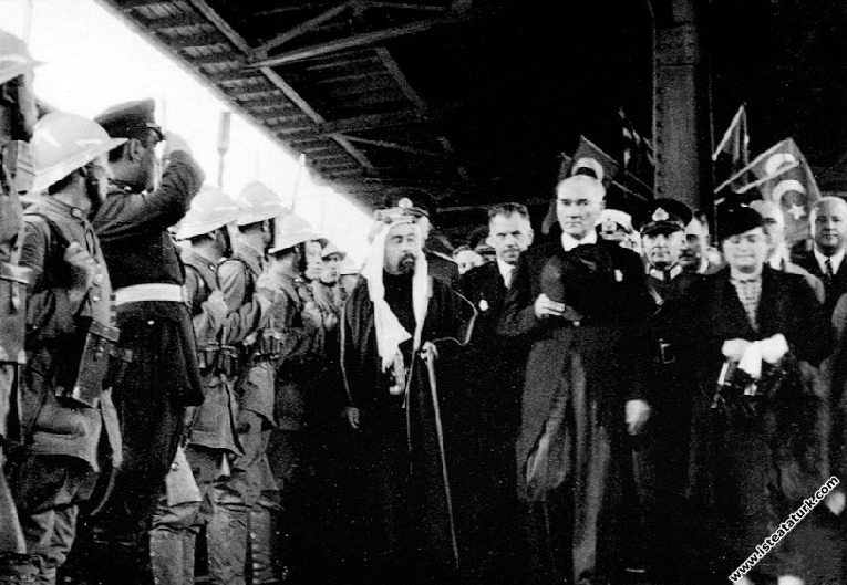 Mustafa Kemal Atatürk Ürdün Kralı Abdullah'la birlikte Haydarpaşa Garı'nda, İstanbul'da. (05.06.1937)