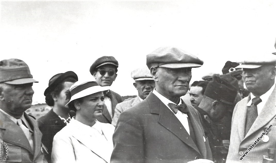 Mustafa Kemal Atatürk Çorlu Çerkezköy yakınlarında düzenlenen Trakya Manevraları'nda. (17-20.08.1937)