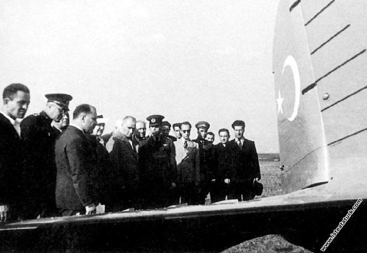 Mustafa Kemal Atatürk, İstanbul Yeşilköy Havaalanı'nda bir uçağı incelerken. (06.09.1937)